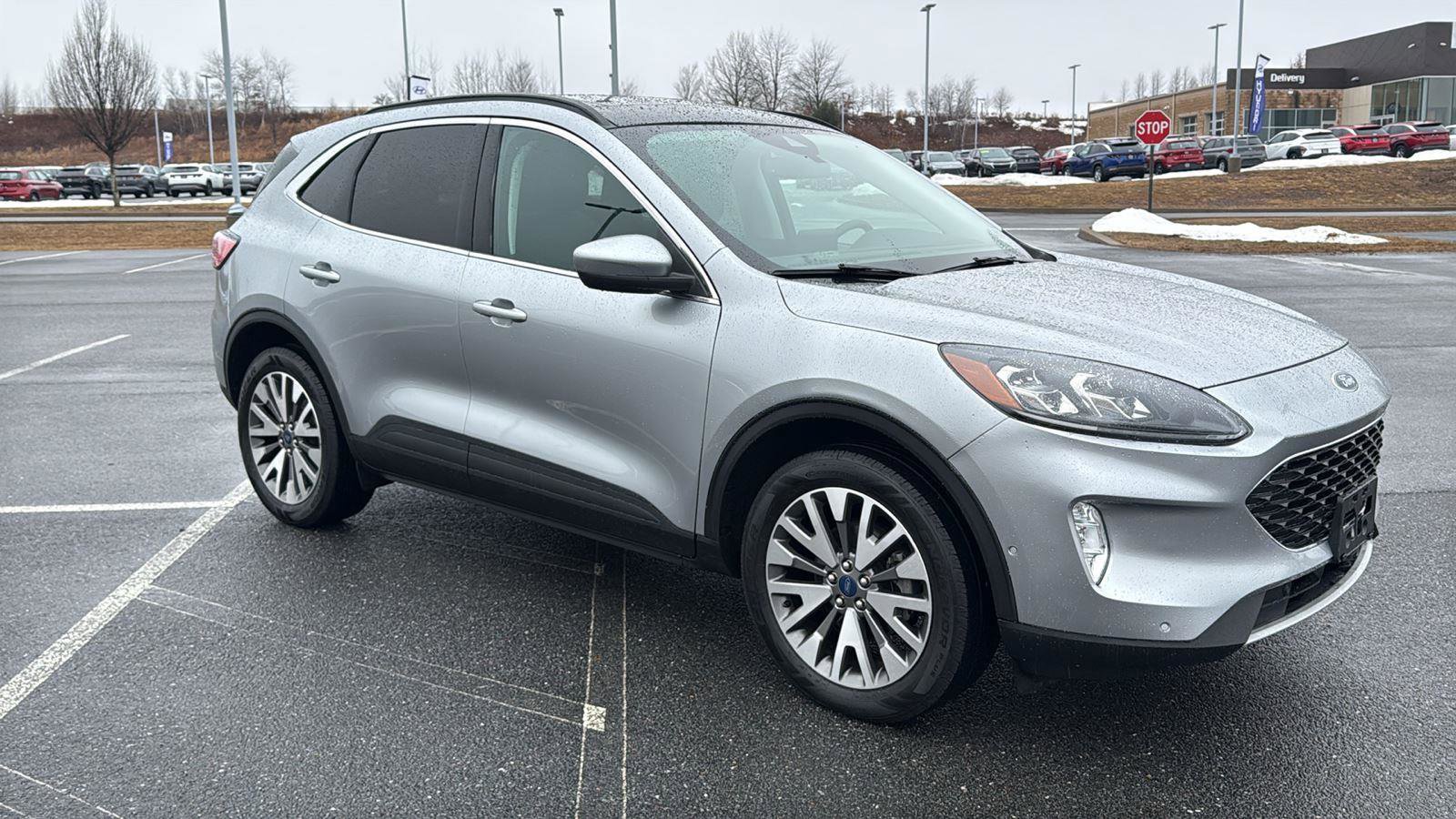 Used 2022 Ford Escape Titanium AWD/4WD image 2
