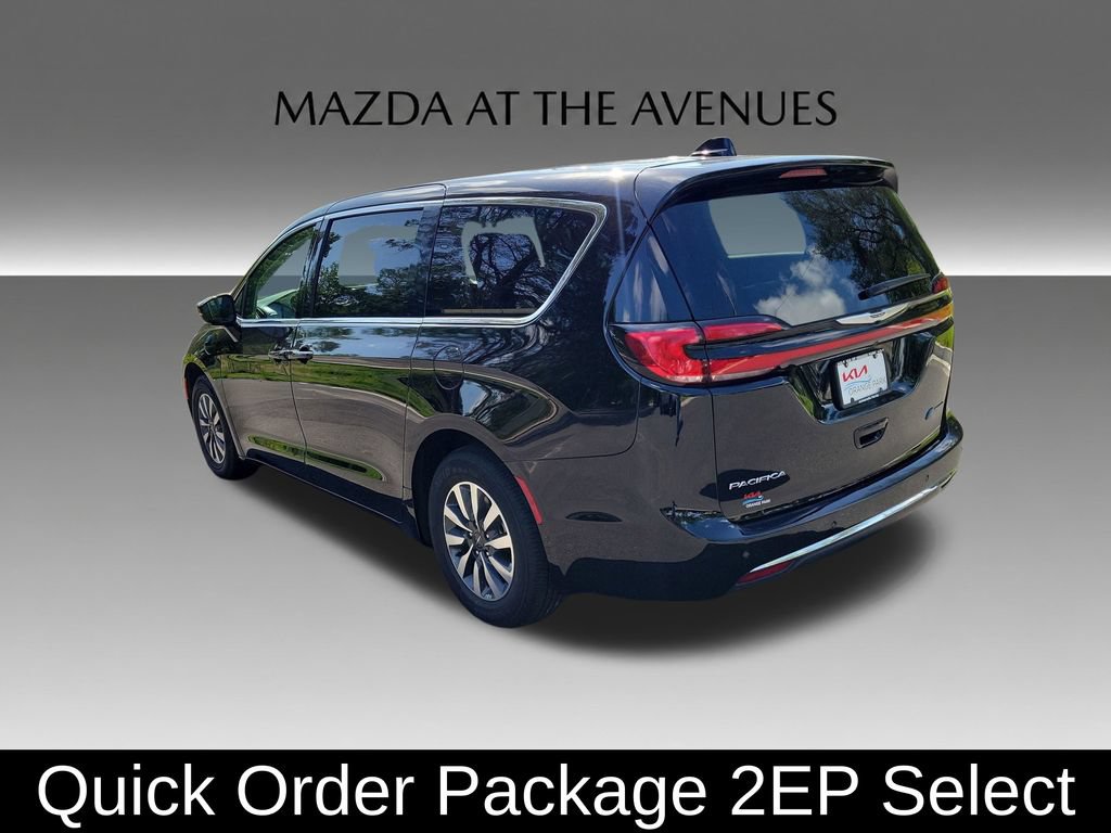 Used 2024 Chrysler Pacifica Limited FWD image 3