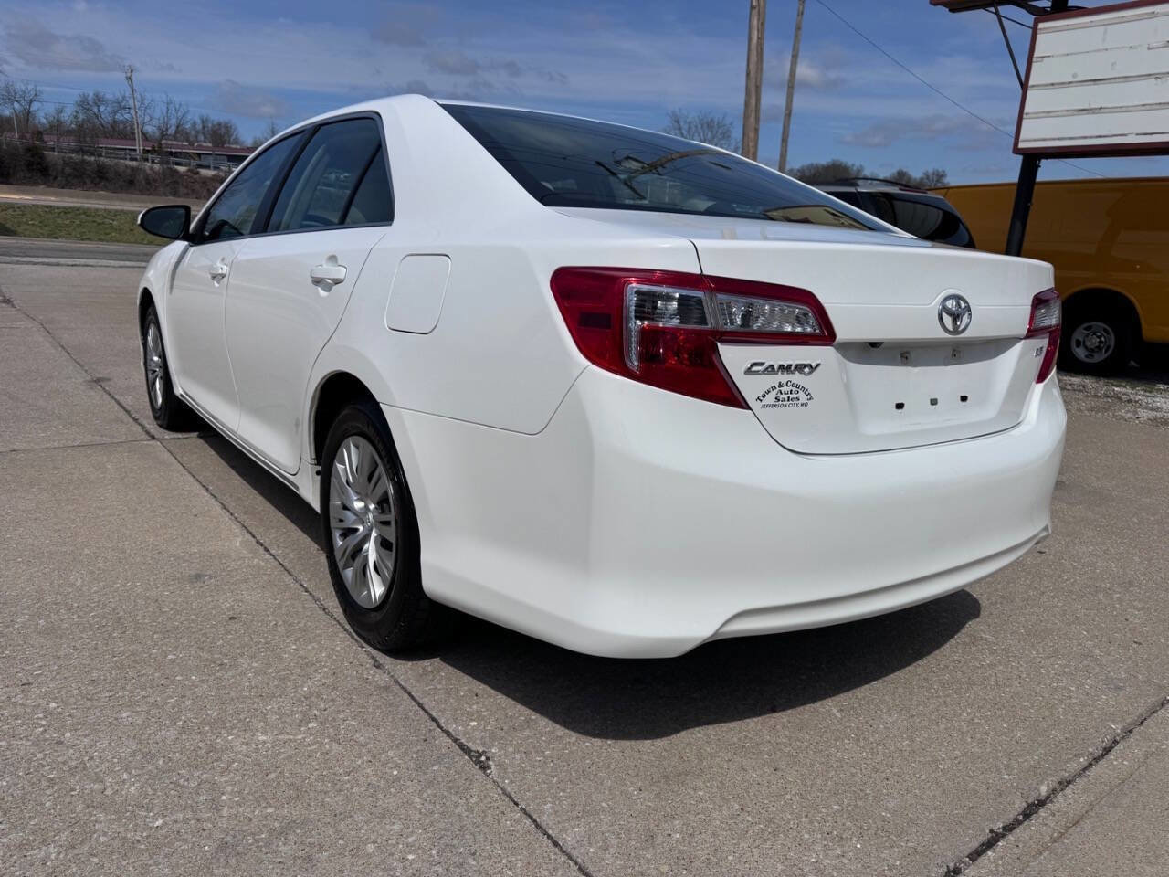 Used 2014 Toyota Camry LE image 6