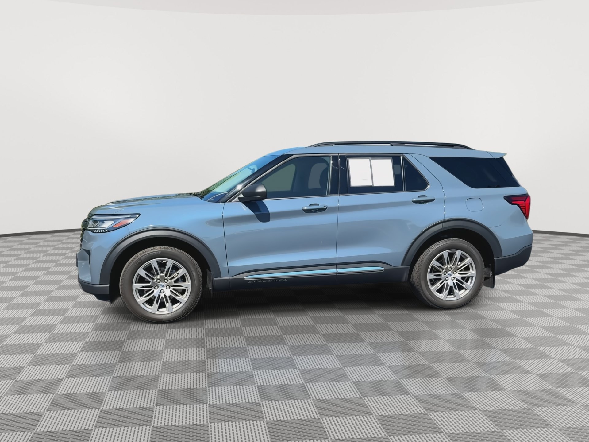 Used 2025 Ford Explorer Active w/ Active Comfort Package AWD/4WD image 5