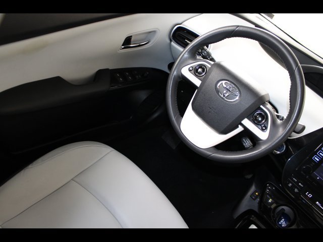 Used 2016 Toyota Prius Four Touring w/ Premium Convenience Package FWD image 17