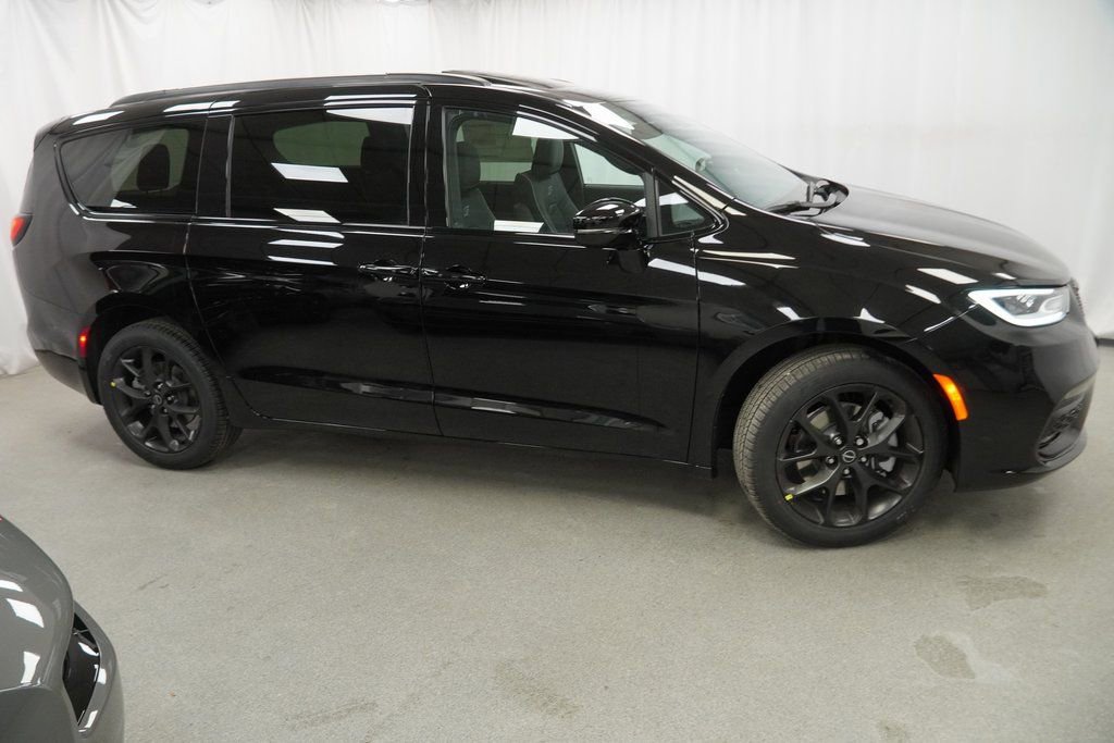 New 2026 Chrysler Pacifica Limited w/ S Appearance Package image 9
