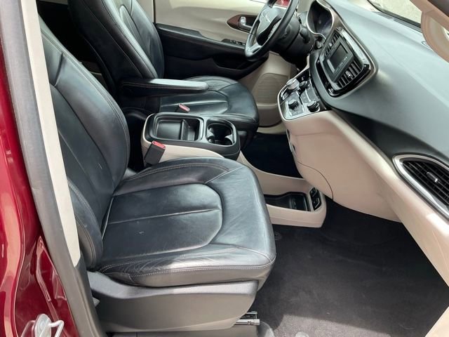 Used 2017 Chrysler Pacifica Touring-L FWD image 18