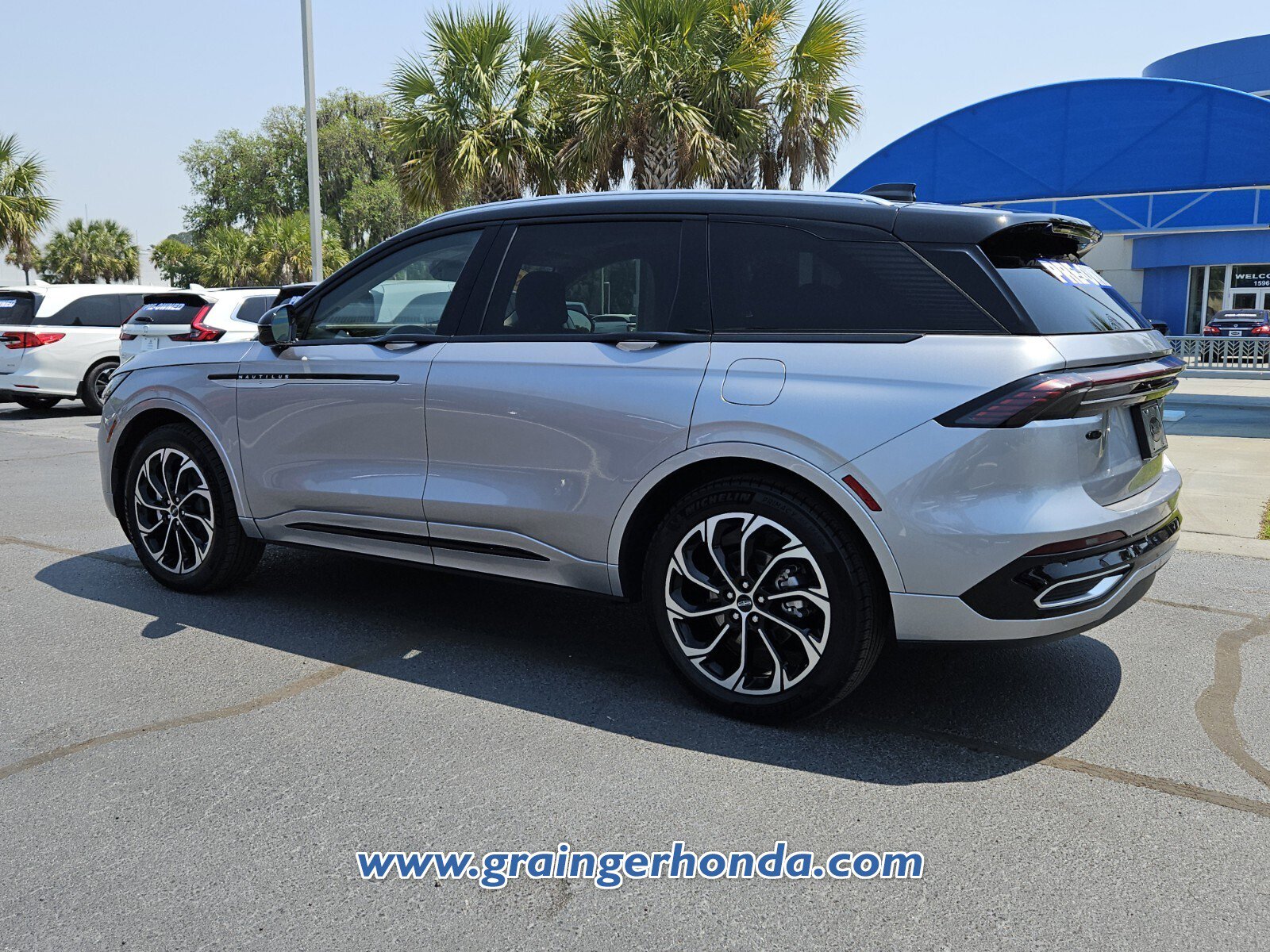 Used 2025 Lincoln Nautilus Reserve AWD/4WD image 3