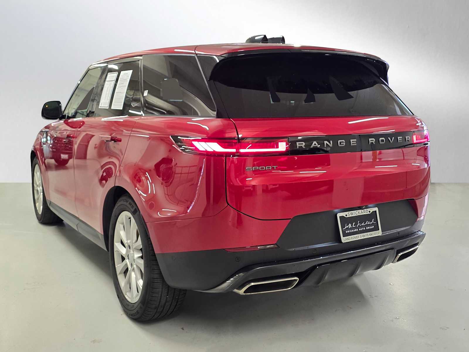 Used 2025 Land Rover Range Rover Sport image 3
