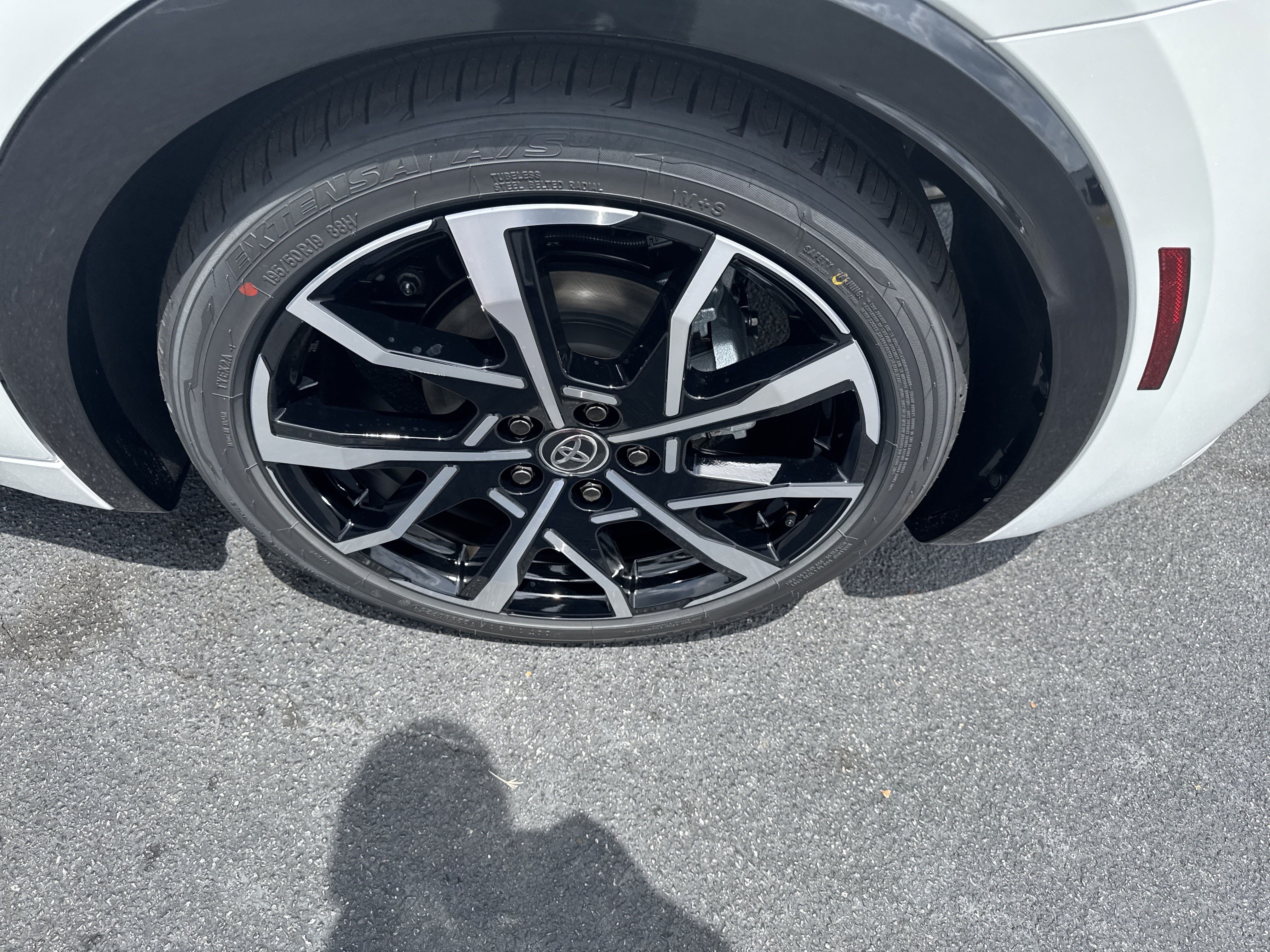 New 2025 Toyota Prius Plug-In Hybrid FWD image 12