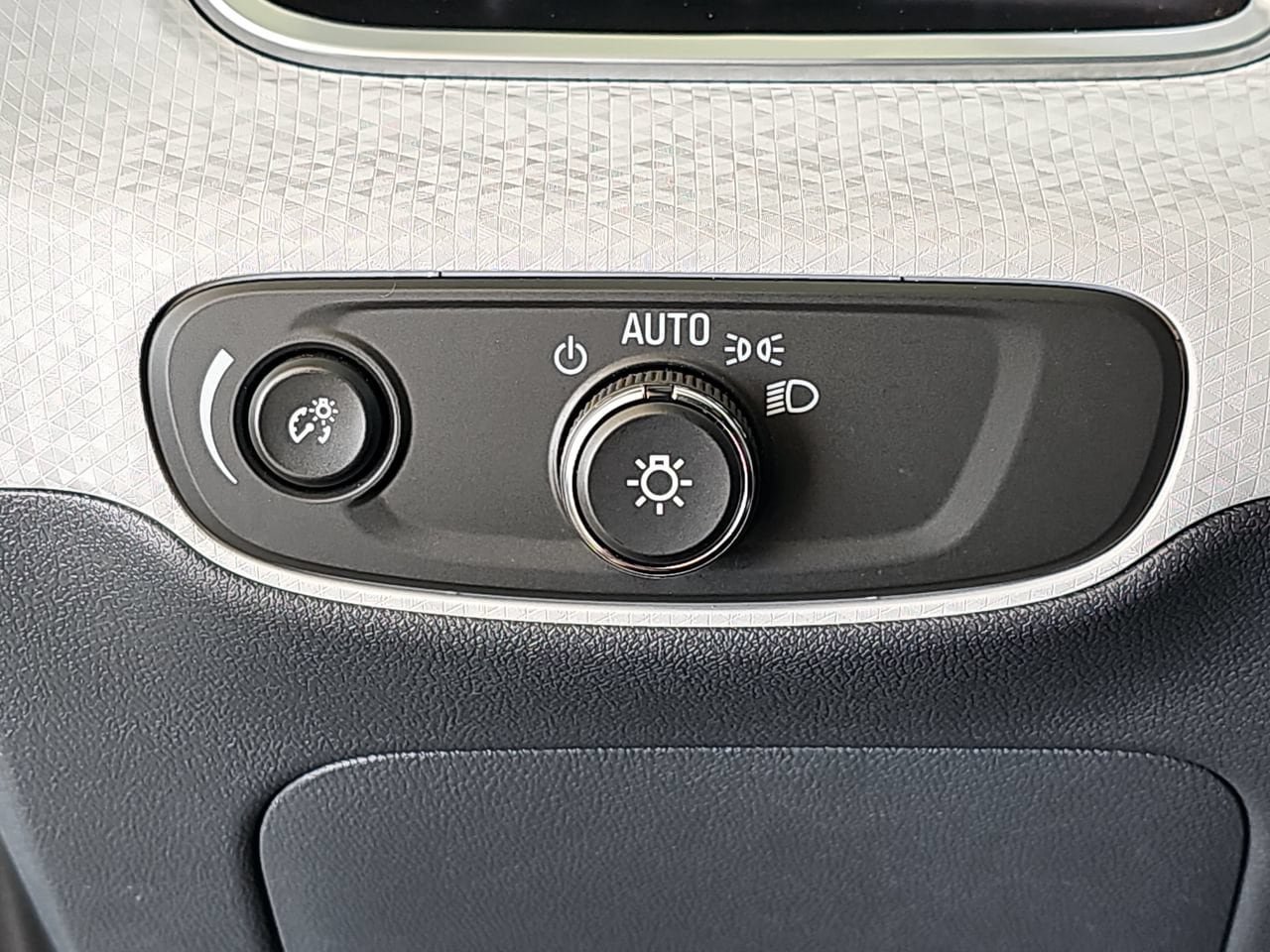 Certified 2020 Chevrolet Bolt Premier w/ Infotainment Package FWD image 31