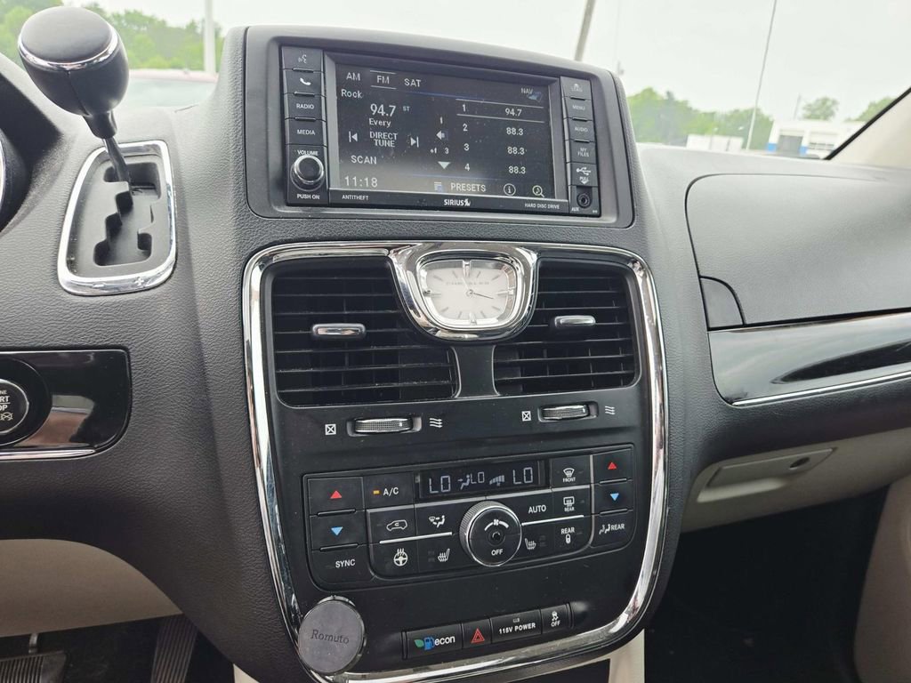 Used 2014 Chrysler Town & Country Touring-L FWD image 12