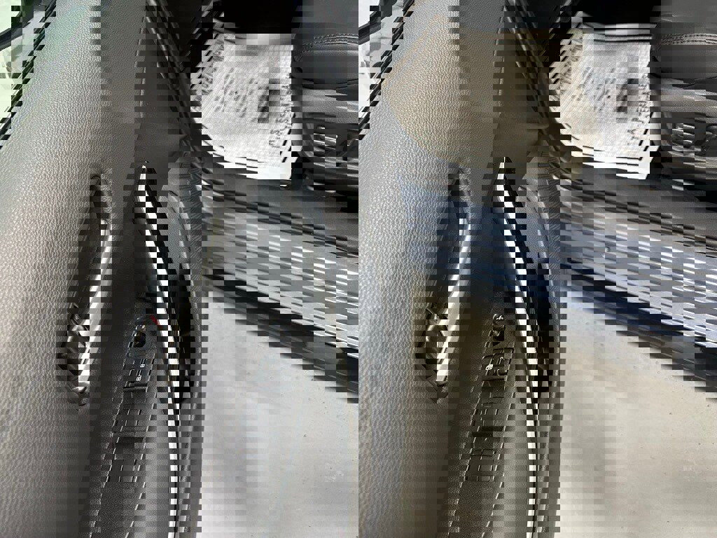 Used 2025 Toyota Corolla XSE image 9