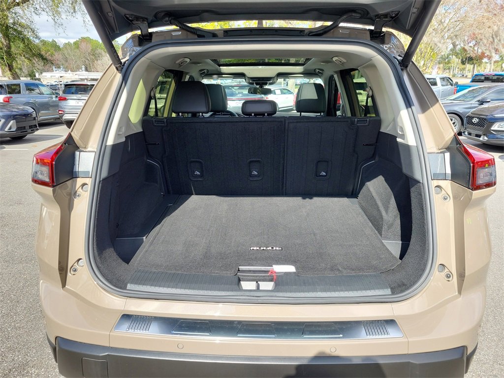 Used 2024 Nissan Rogue SV w/ SV Premium Package image 8