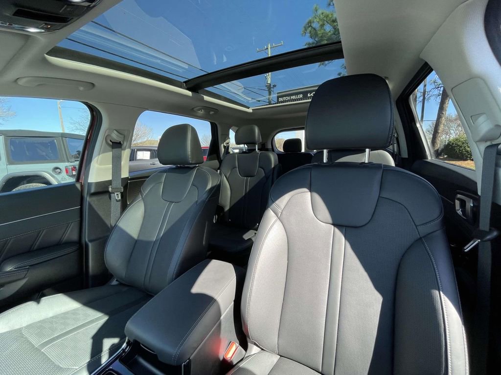 Certified 2025 Kia Sorento SX image 33
