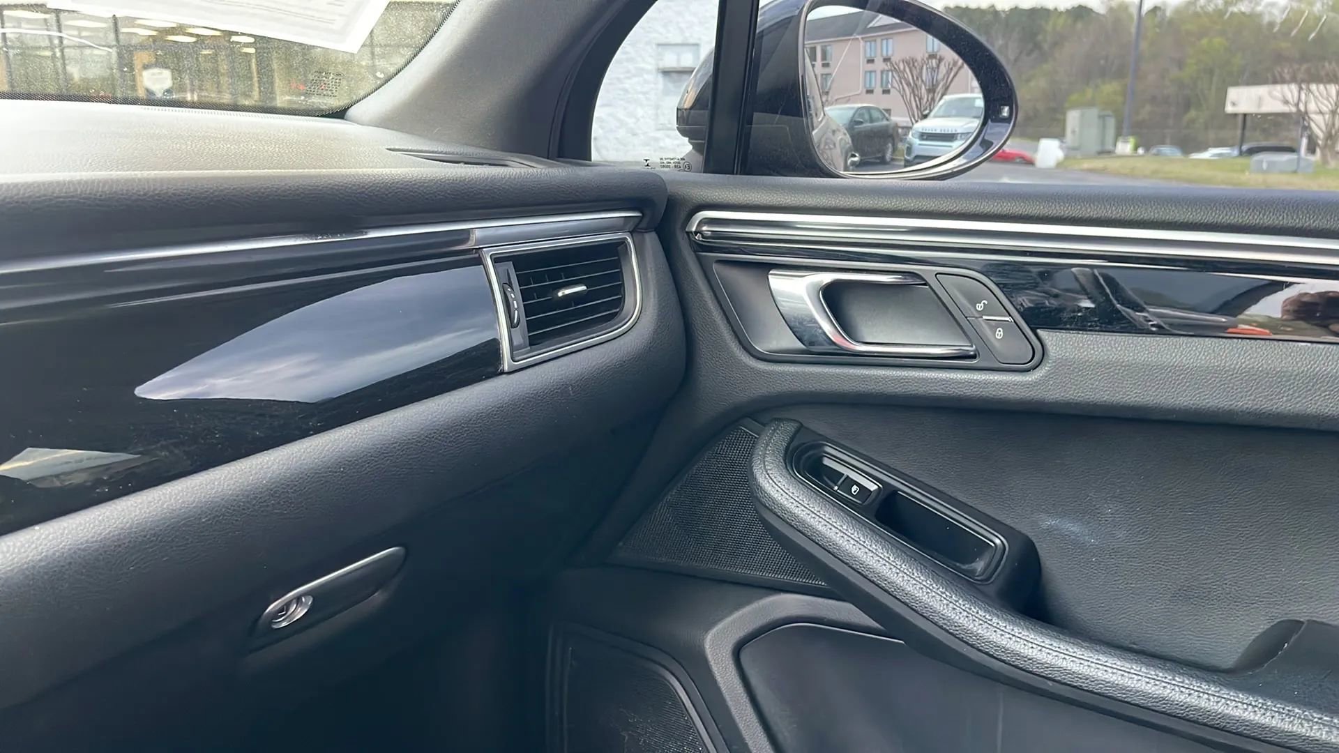 Used 2017 Porsche Macan image 12