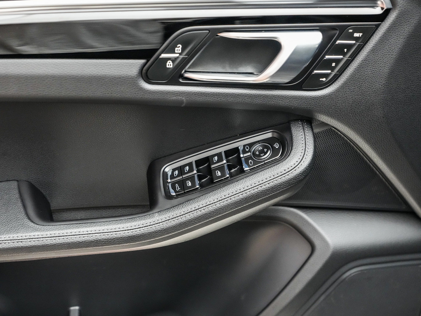 Certified 2024 Porsche Macan AWD/4WD image 25