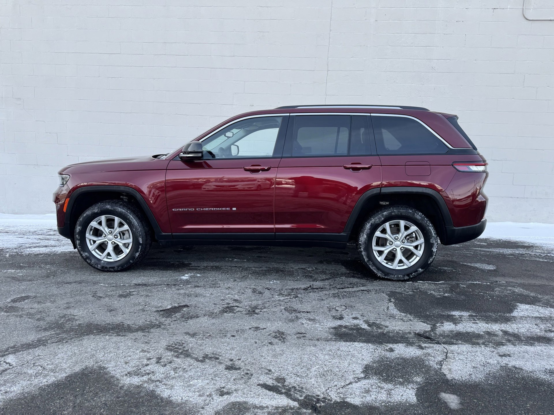 Used 2023 Jeep Grand Cherokee Limited image 2