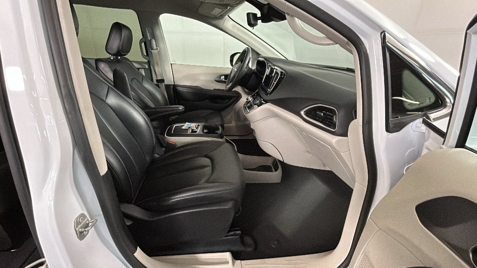 Used 2024 Chrysler Pacifica Touring-L FWD image 33