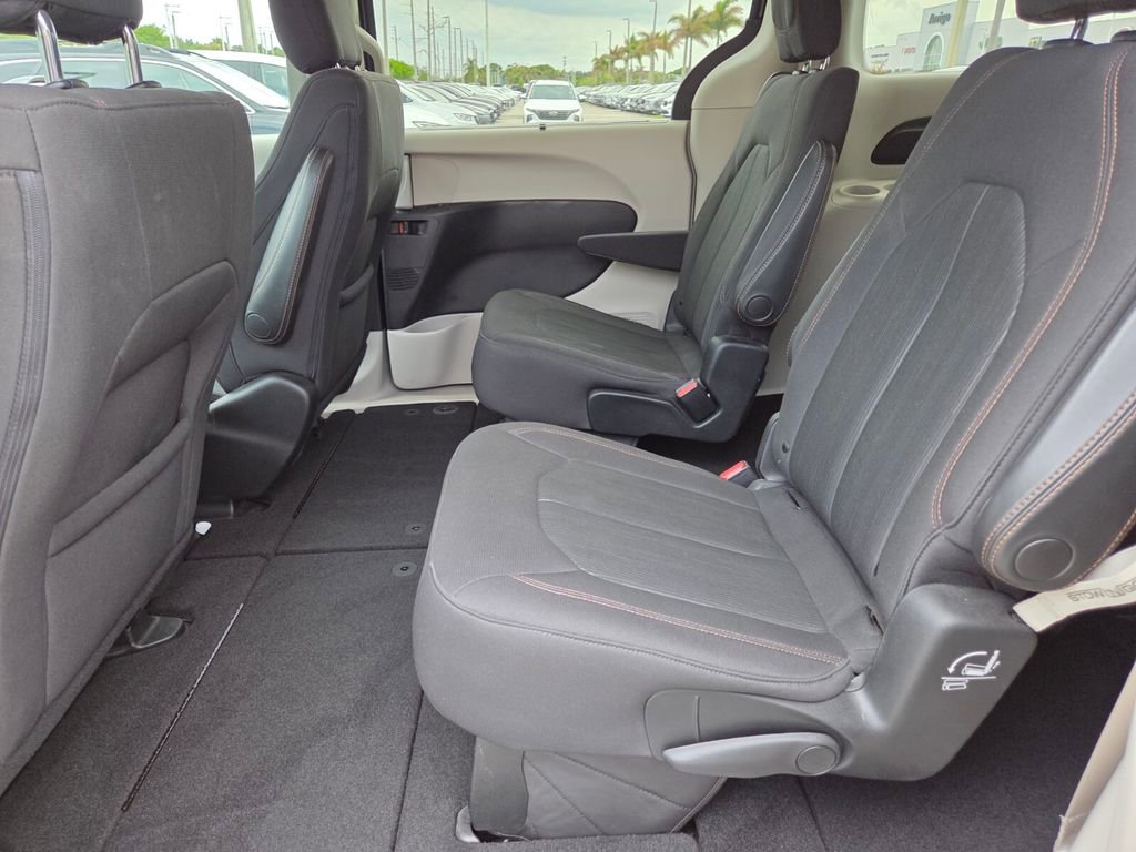 Used 2019 Chrysler Pacifica Touring Plus w/ Advanced Safetytec Group FWD image 20