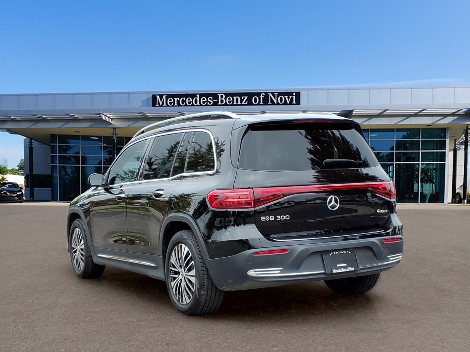Certified 2025 Mercedes-Benz EQB 300 4MATIC image 3