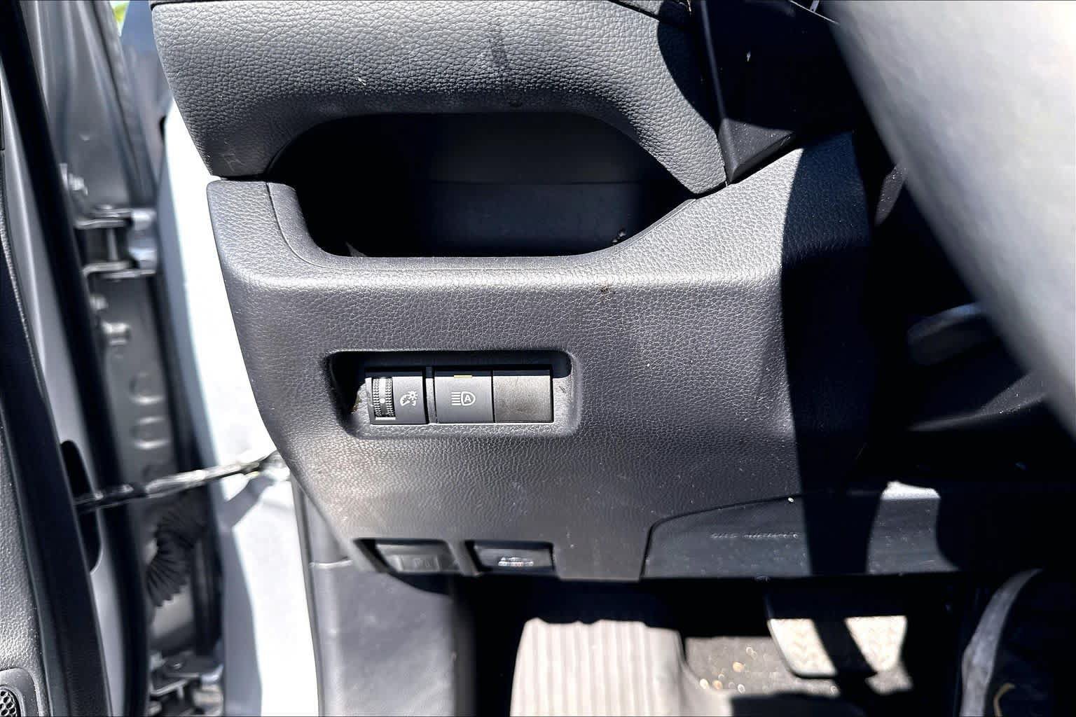 Used 2024 Toyota RAV4 XLE FWD image 32