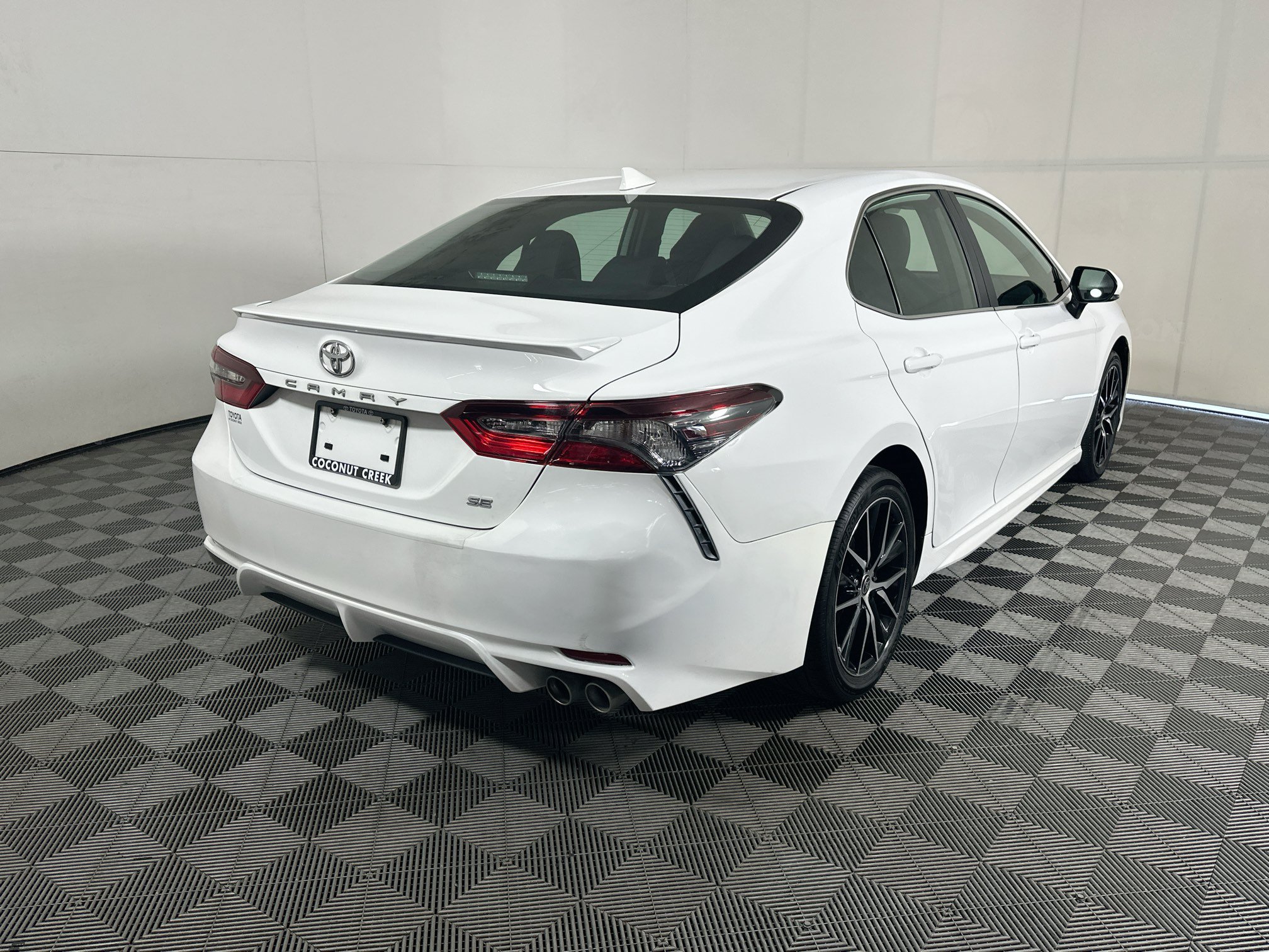 Used 2024 Toyota Camry SE w/ Convenience Package FWD image 3