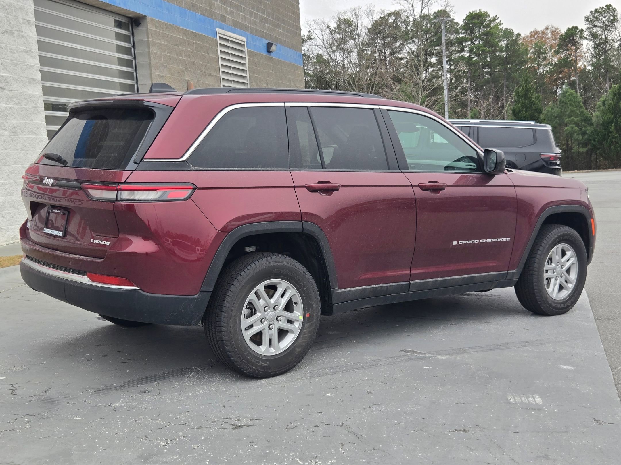 New 2025 Jeep Grand Cherokee Laredo w/ Trailer Tow Package image 7