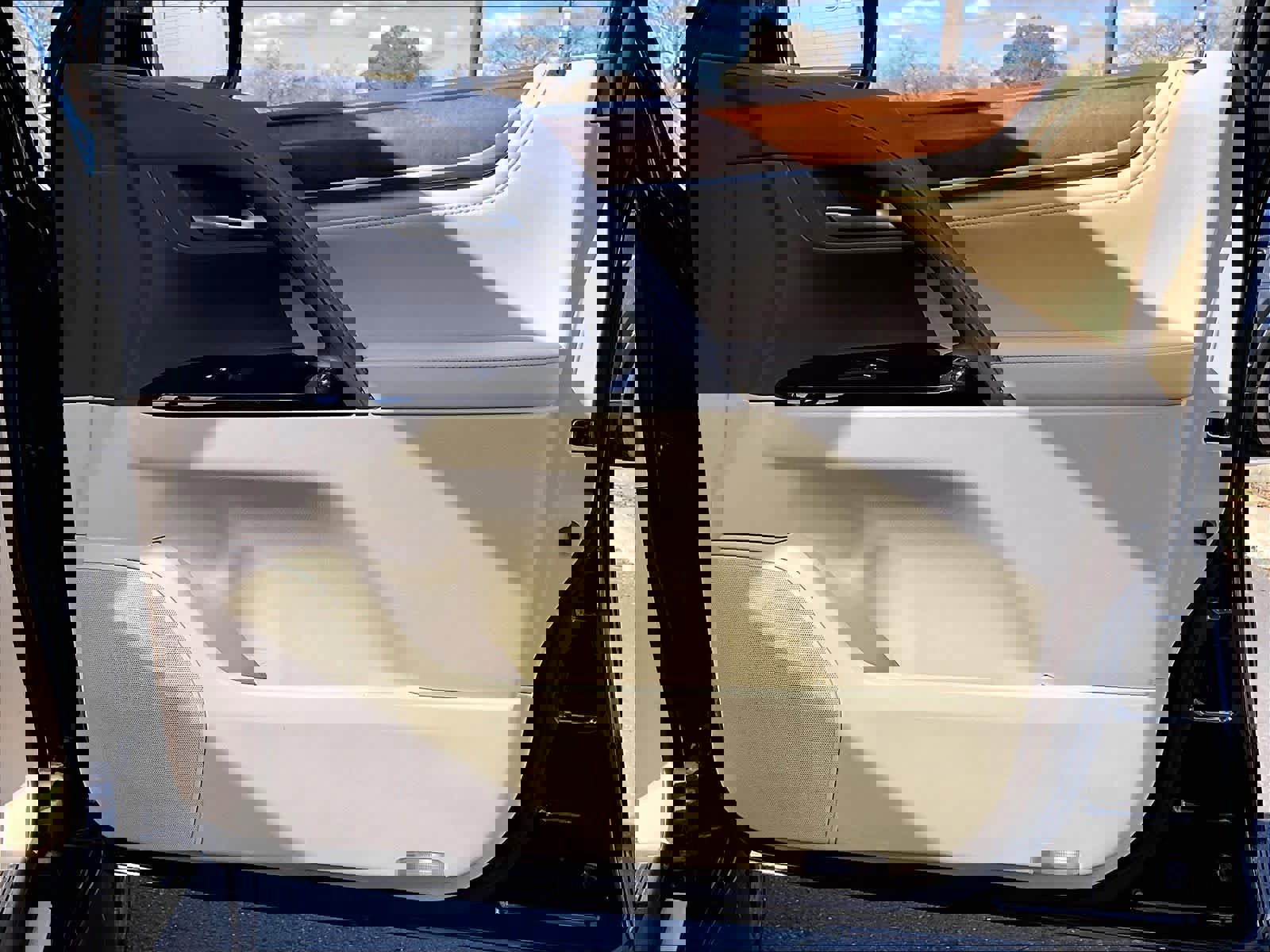 Used 2020 Lexus LX 570 4WD w/ Luxury Package image 26