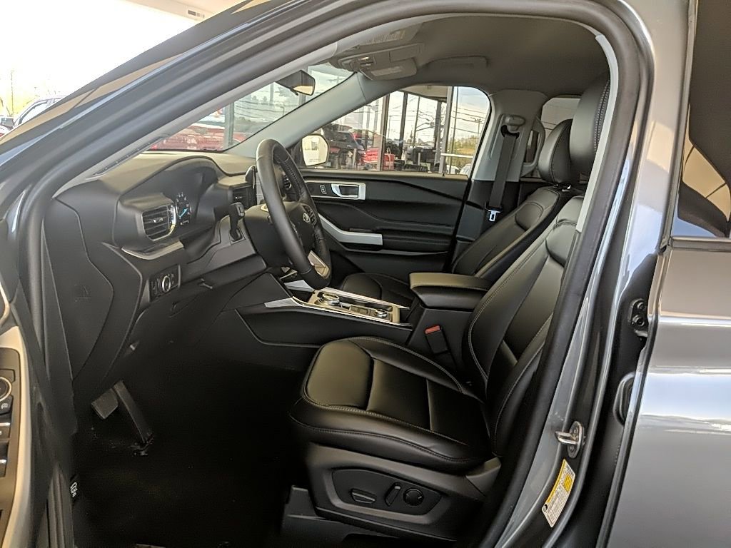 Used 2023 Ford Explorer XLT w/ Equipment Group 202A image 13