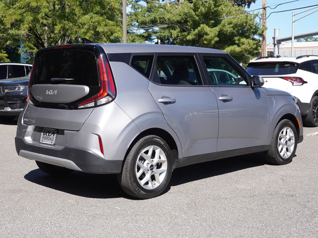 Used 2025 Kia Soul LX w/ LX Technology Package FWD image 8