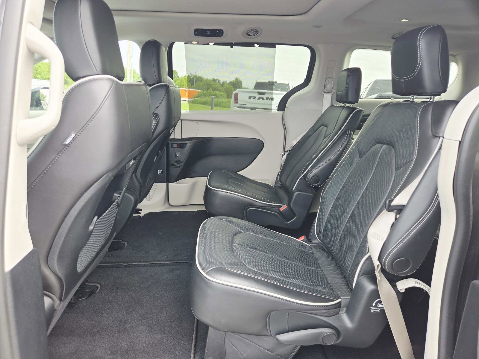 Used 2023 Chrysler Pacifica Limited FWD image 14