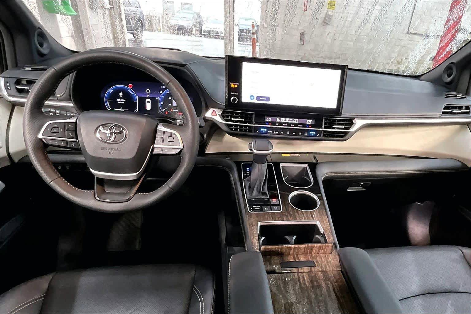 Used 2025 Toyota Sienna Platinum AWD/4WD image 16