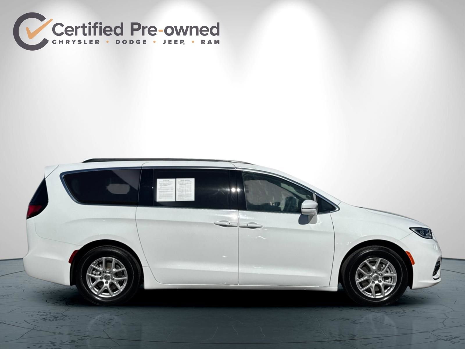 Used 2022 Chrysler Pacifica Touring-L FWD image 3