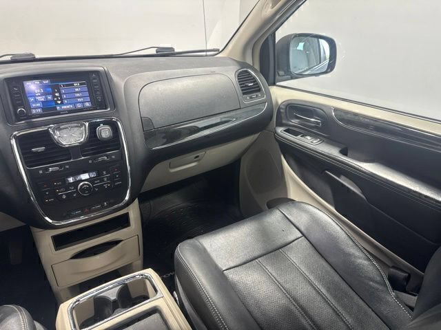 Used 2013 Chrysler Town & Country Touring-L w/ Trailer Tow Group FWD image 19
