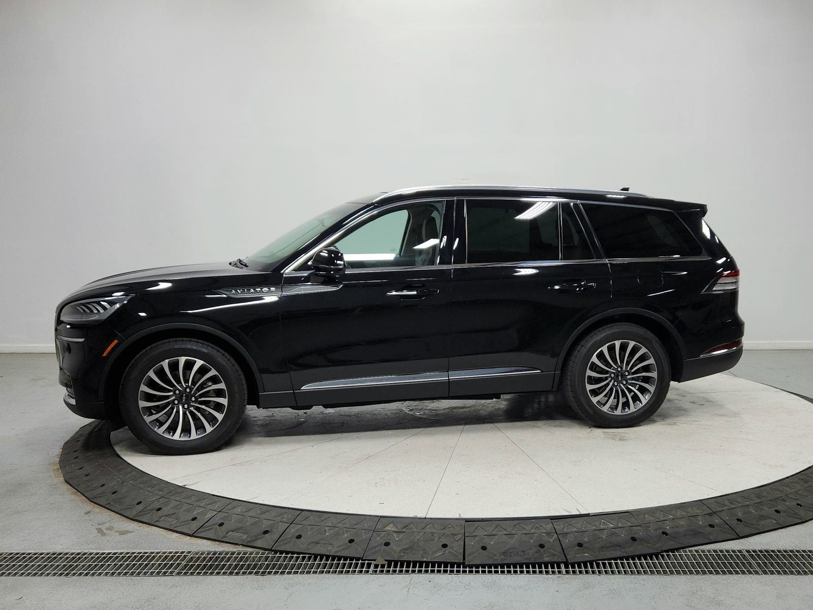 Used 2023 Lincoln Aviator Reserve w/ Elements Package Plus image 4