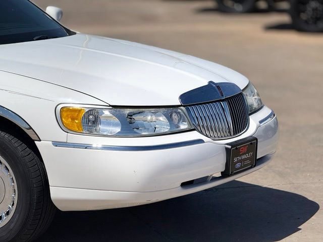 Used 2002 Lincoln Town Car Executive RWD image 9