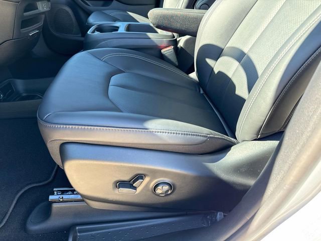 New 2026 Chrysler Pacifica Select image 11