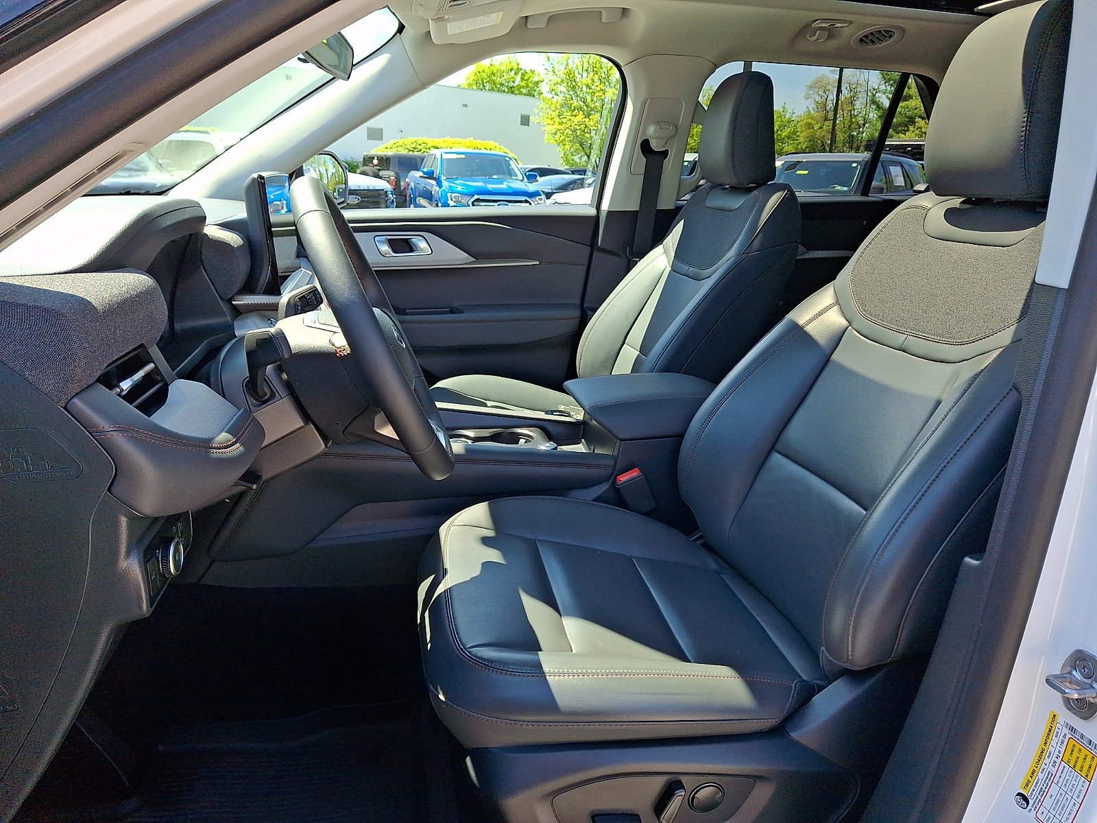 Certified 2025 Ford Explorer Active w/ Active Comfort Package AWD/4WD image 17