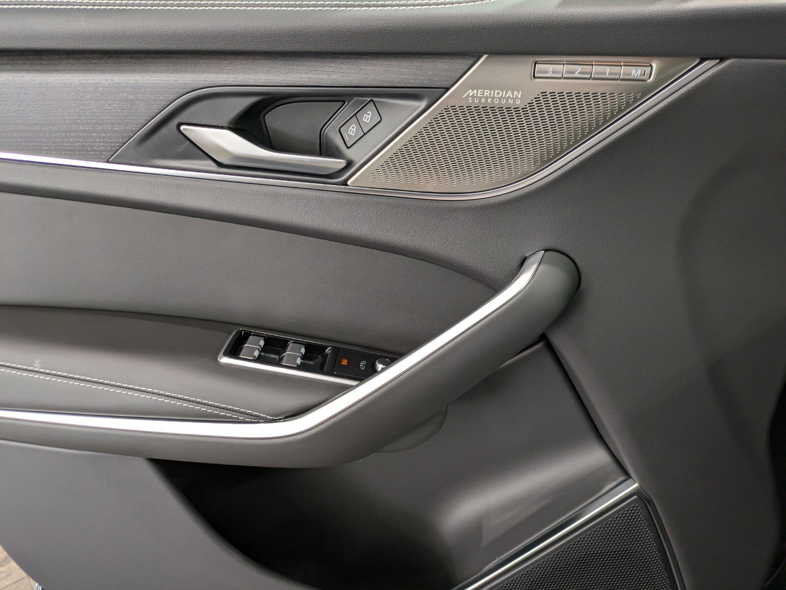 Used 2025 Jaguar F-PACE R-Dynamic S image 20