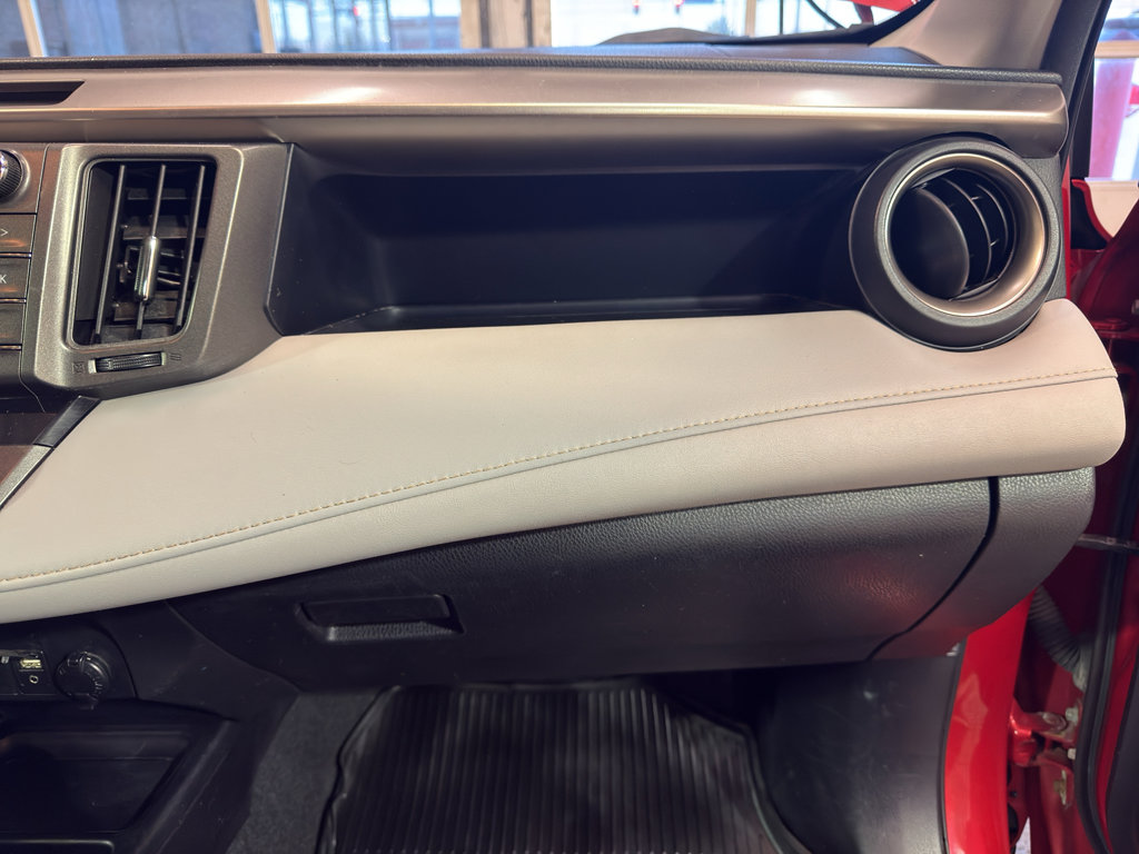 Used 2015 Toyota RAV4 Limited image 23