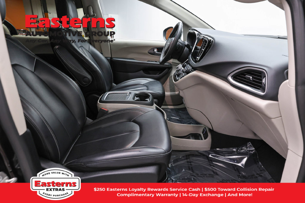 Used 2023 Chrysler Pacifica Touring-L FWD image 25