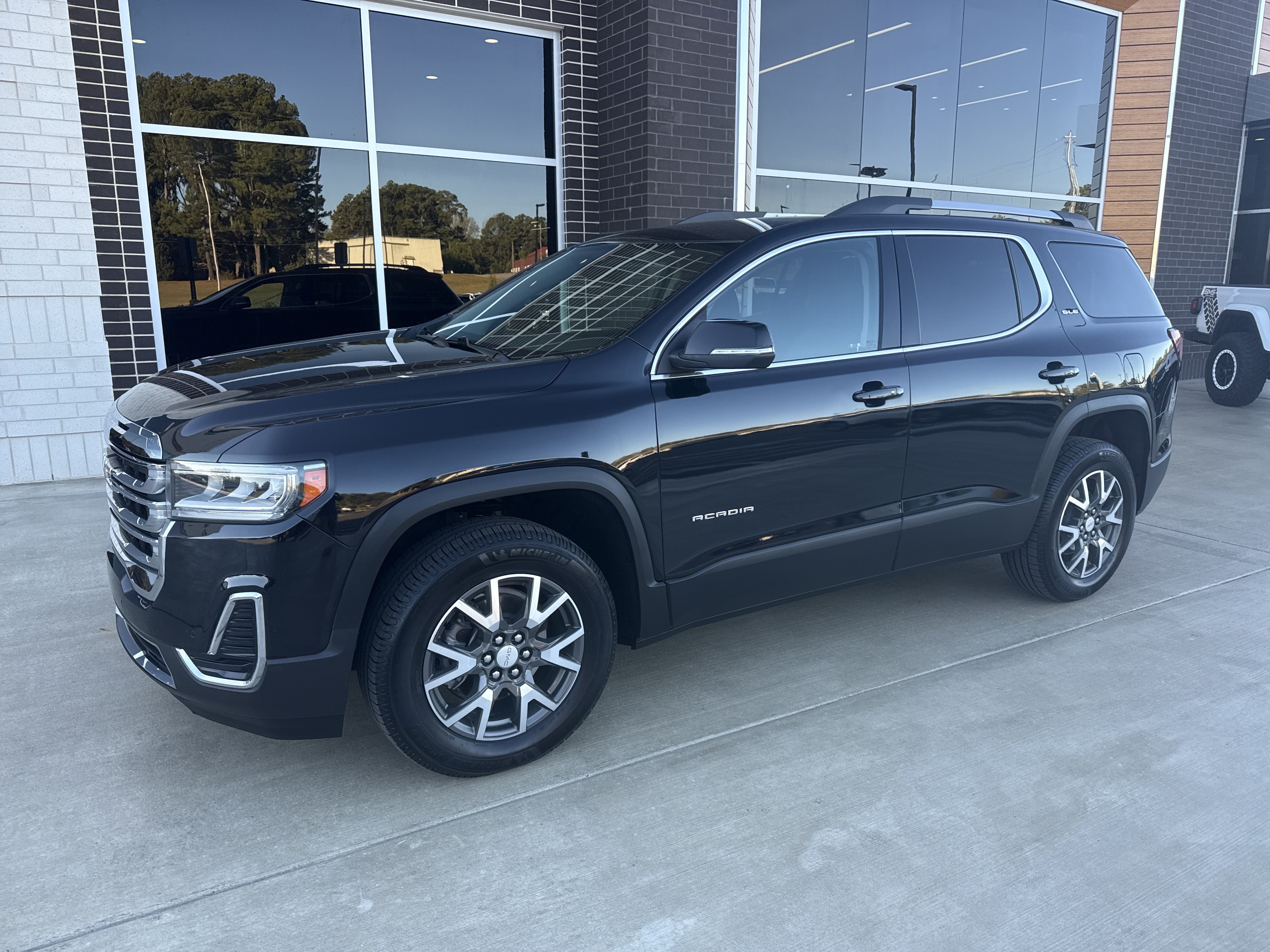 Used 2023 GMC Acadia SLE w/ Driver Convenience Package FWD image 2