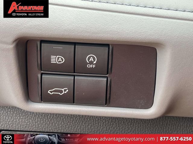 Used 2023 Toyota Highlander LE AWD/4WD image 23