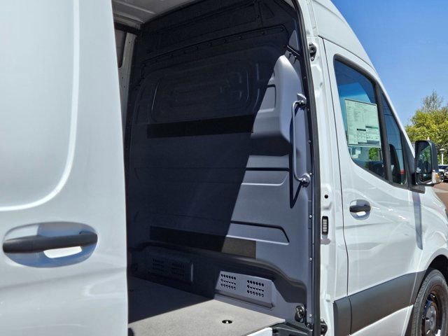 Used 2024 Mercedes-Benz Sprinter 2500 image 29