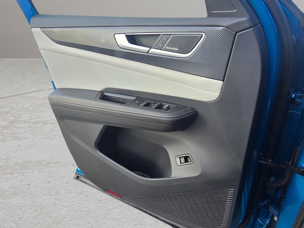 Used 2025 Volkswagen Atlas Cross Sport SEL Premium R-Line image 17