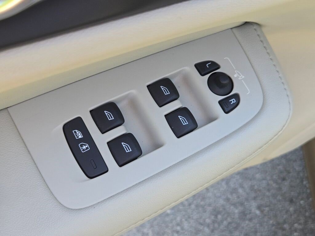 Used 2024 Volvo V60 B5 Cross Country Plus image 23