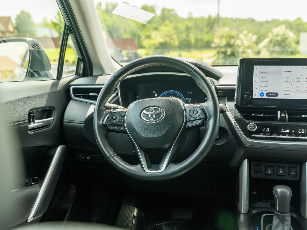 Used 2024 Toyota Corolla Cross XLE FWD image 19