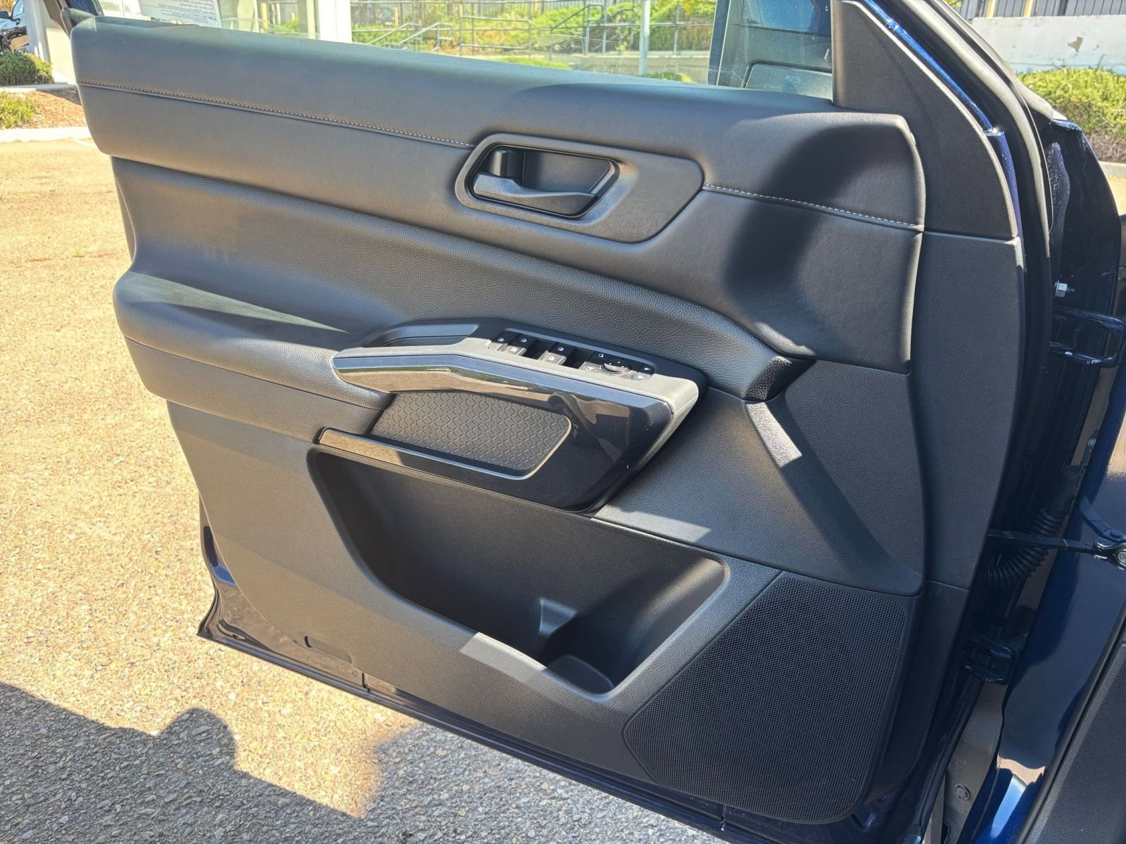 Used 2025 Nissan Pathfinder SV image 18