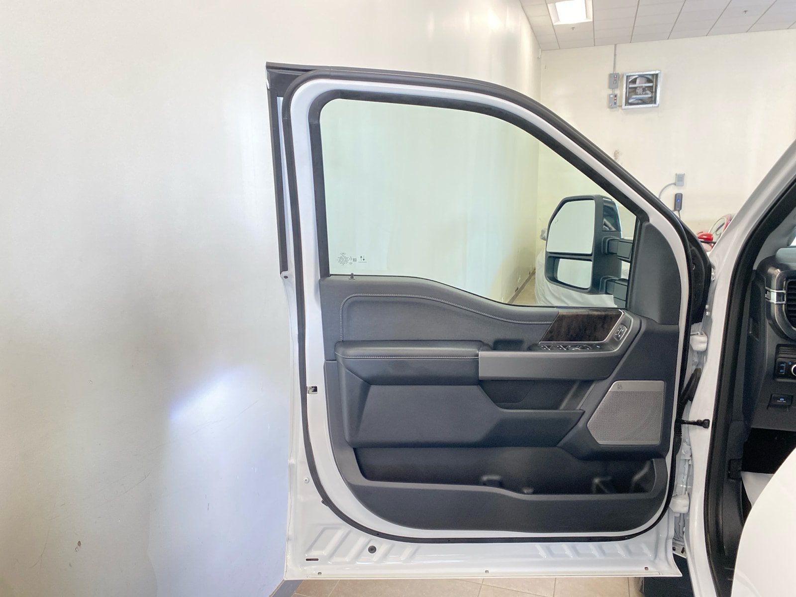 Used 2025 Ford F350 Lariat AWD/4WD image 15