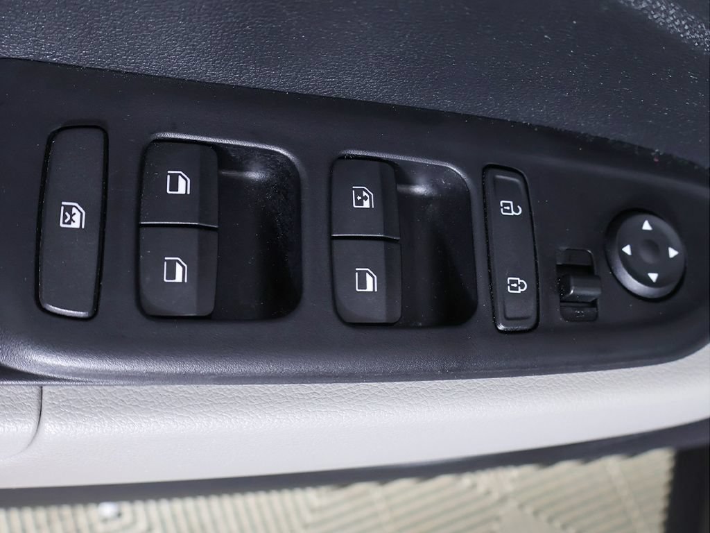 Certified 2024 Hyundai Venue SEL FWD image 31