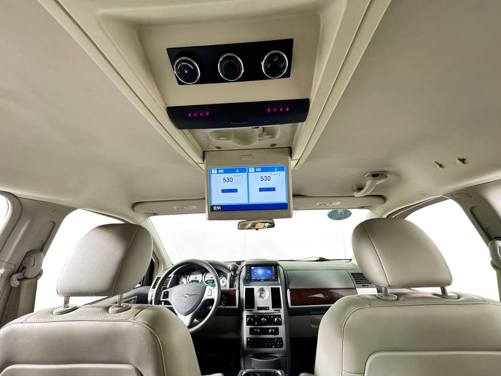 Used 2009 Chrysler Town & Country Touring image 26