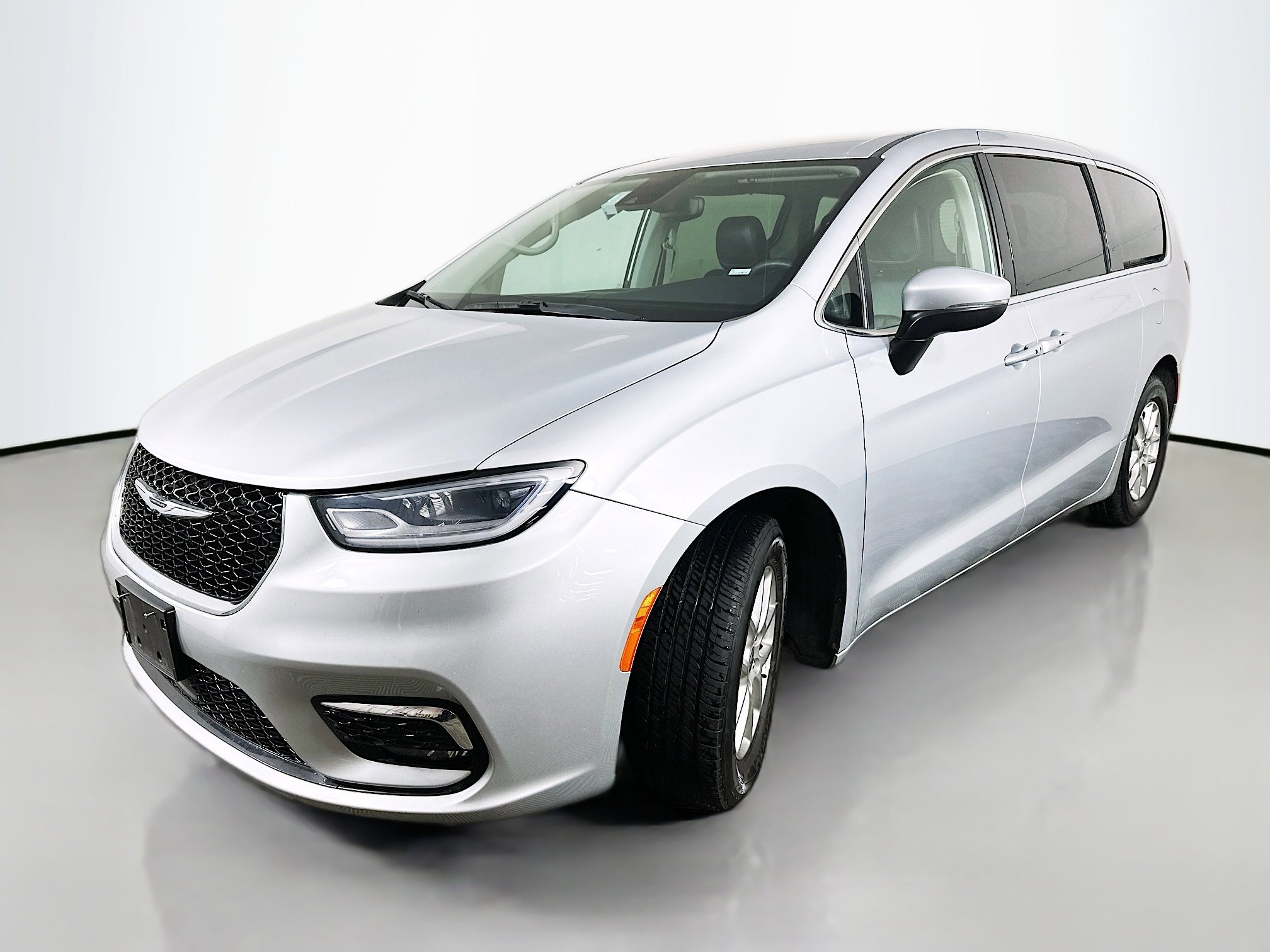 Used 2023 Chrysler Pacifica Touring-L image 3