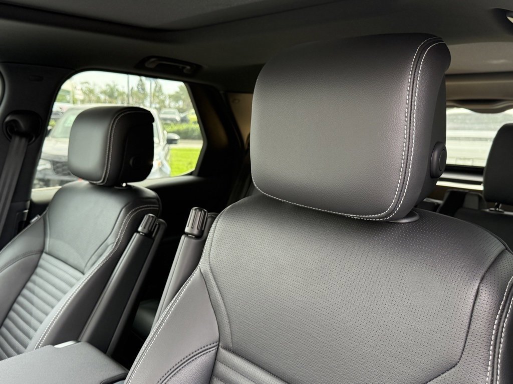 New 2025 Land Rover Discovery S image 15